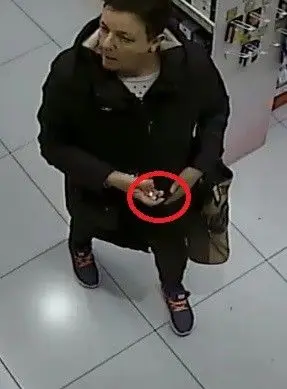To kobieta podejrzewana o kradzież perfum za 700 zł