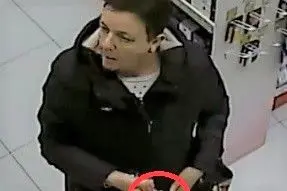 To kobieta podejrzewana o kradzież perfum za 700 zł