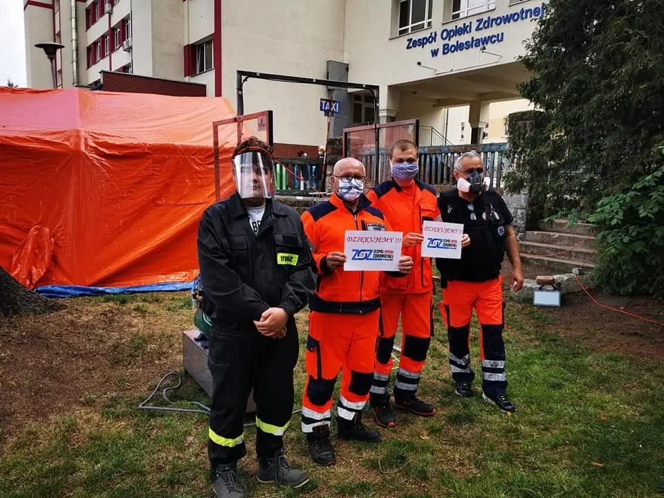 Kabina do dezynfekcji zamontowana przed bolesławieckim szpitalem
