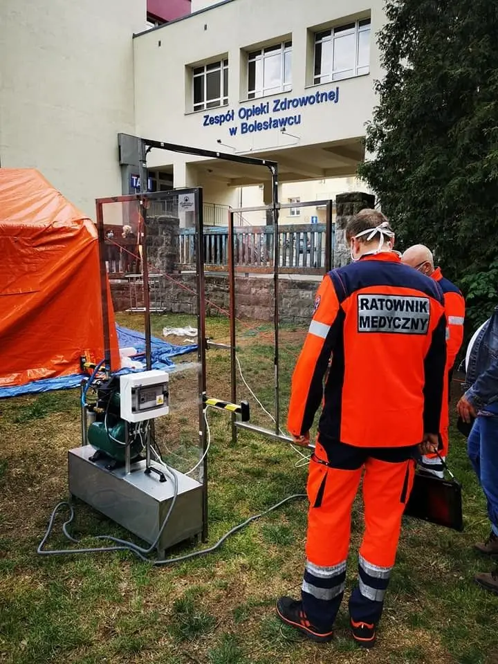 Kabina do dezynfekcji zamontowana przed bolesławieckim szpitalem