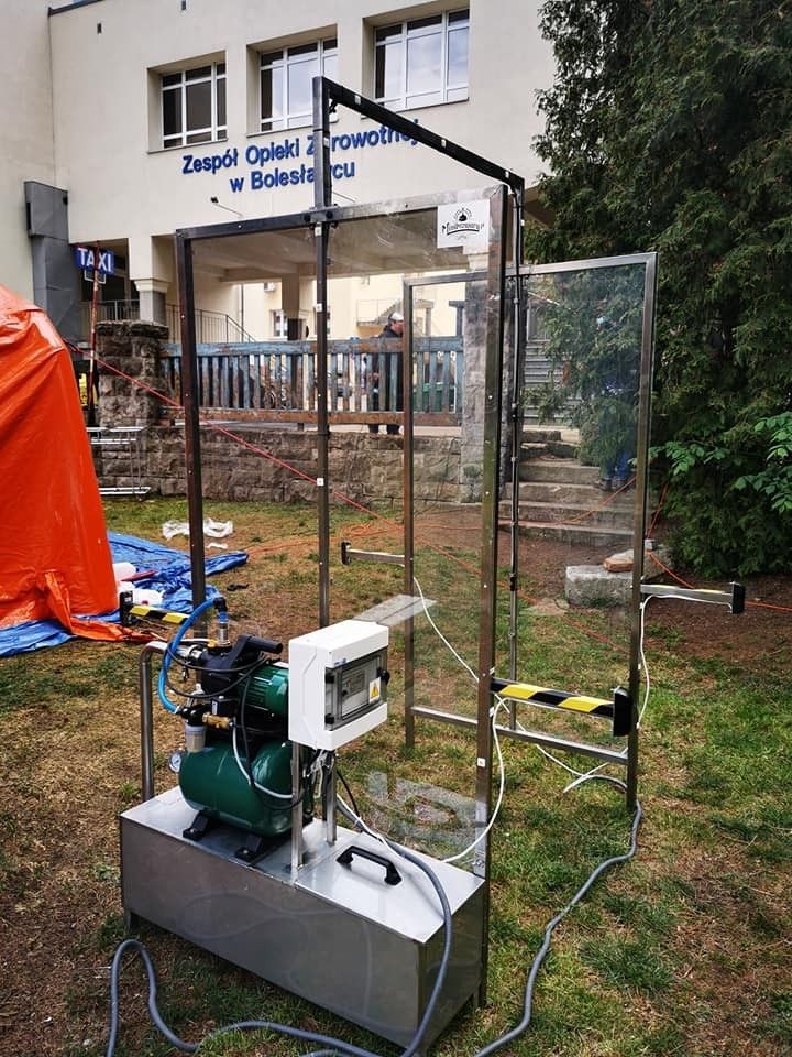 Kabina do dezynfekcji zamontowana przed bolesławieckim szpitalem