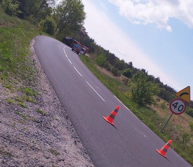 Ciężarówka przewróciła się koło Gromadki