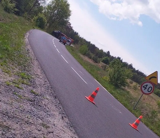 Ciężarówka przewróciła się koło Gromadki