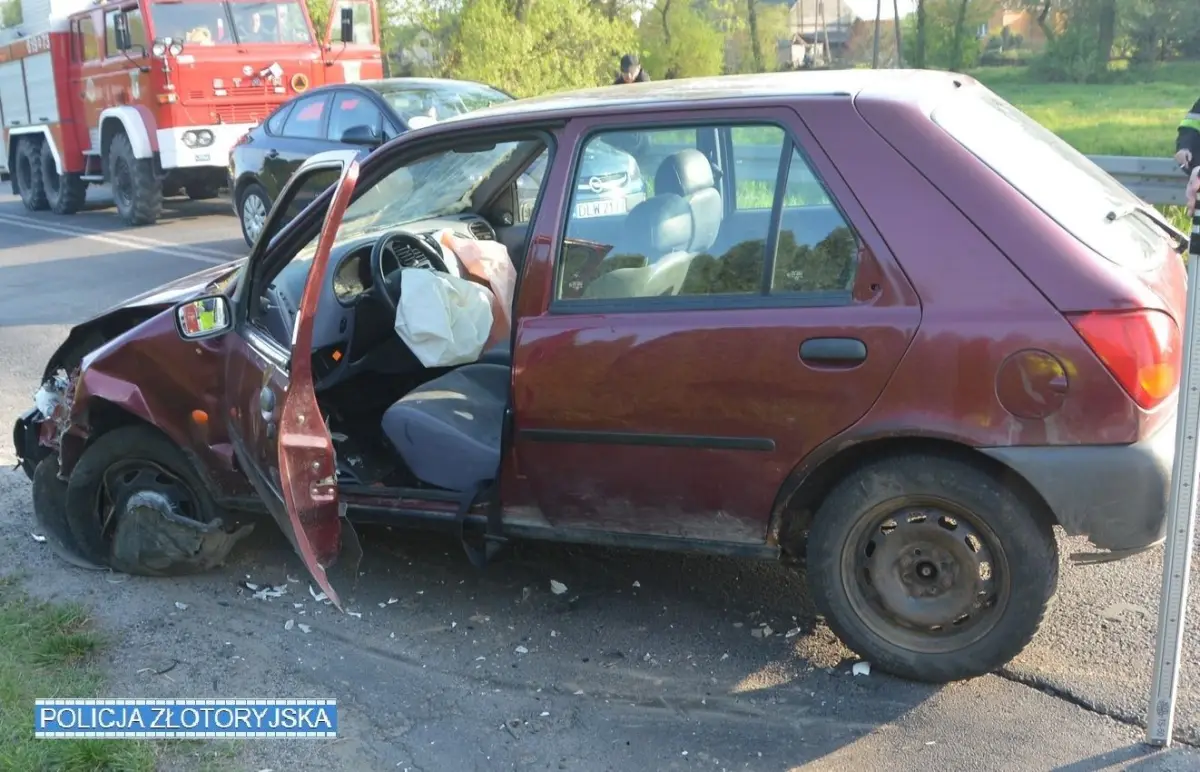 Auto po kolizji w miejscowości Zagrodno (powiat złotoryjski)