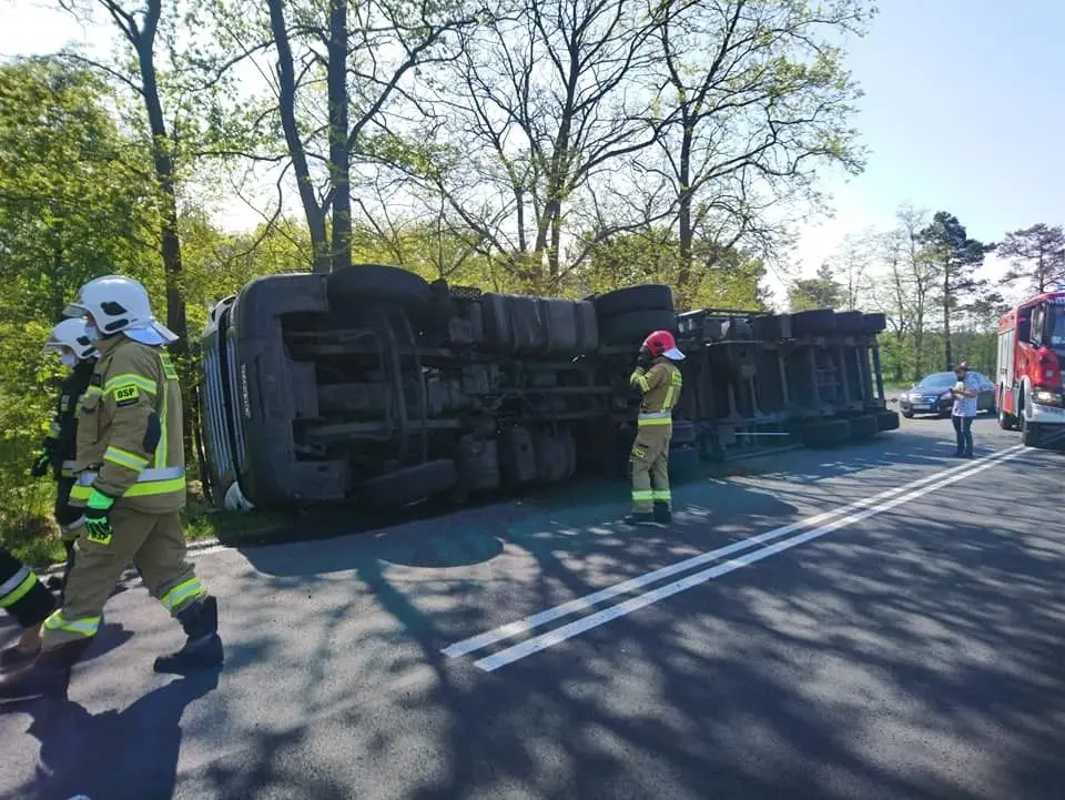 Ciężarówka przewróciła się na drodze Gromadka–Krzyżowa (gmina Gromadka, powiat bolesławiecki)