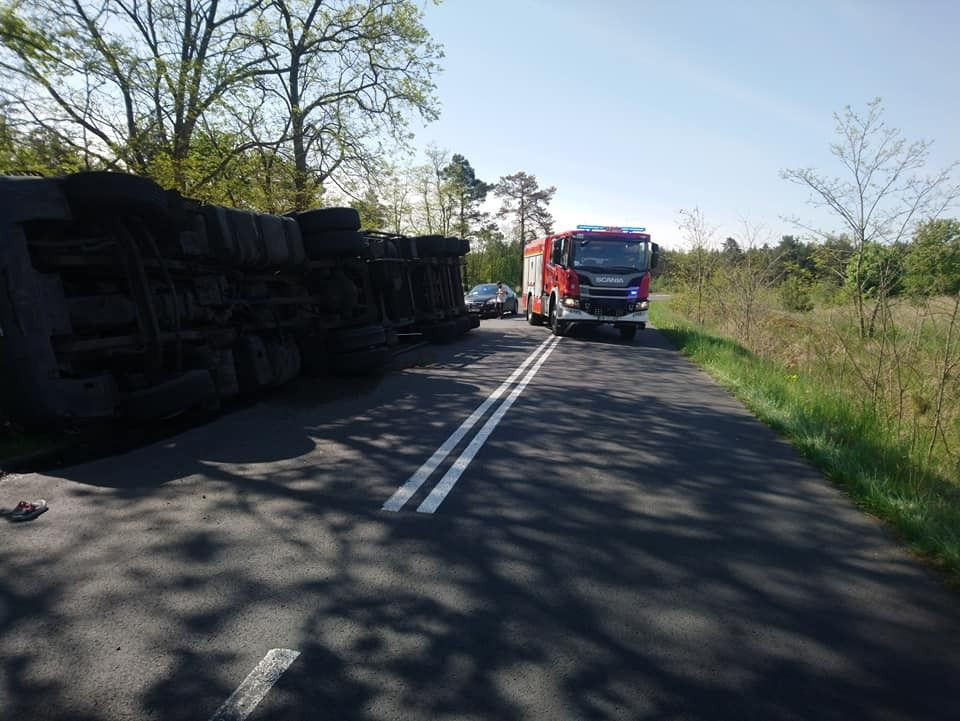 Ciężarówka przewróciła się na drodze Gromadka–Krzyżowa (gmina Gromadka, powiat bolesławiecki)