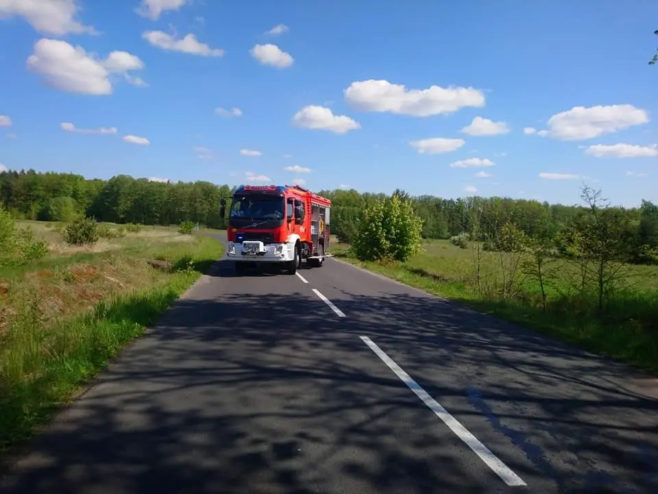 Ciężarówka przewróciła się na drodze Gromadka–Krzyżowa (gmina Gromadka, powiat bolesławiecki)