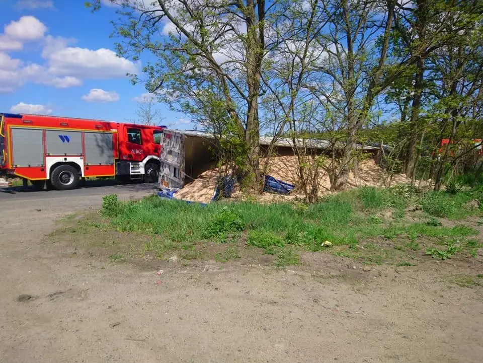 Ciężarówka przewróciła się na drodze Gromadka–Krzyżowa (gmina Gromadka, powiat bolesławiecki)