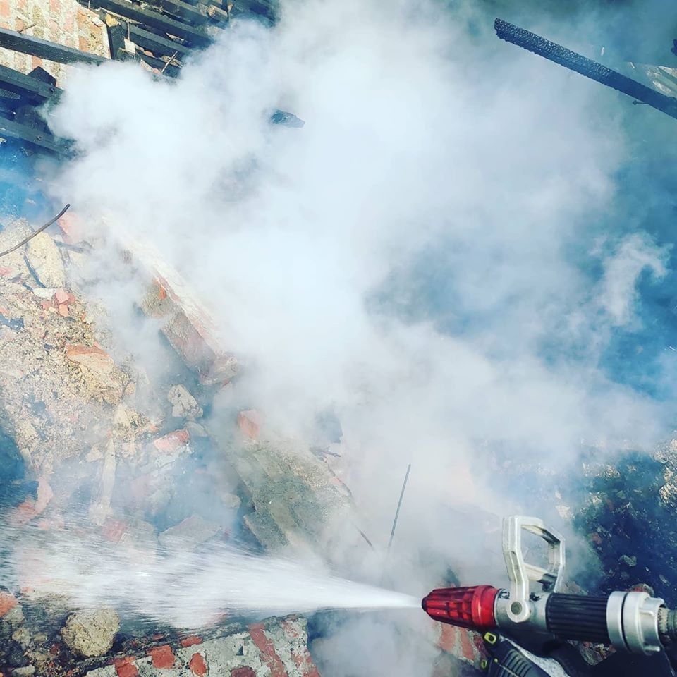 Akcja straży pożarnej w b. klinkierni w Nowogrodźcu (gmina Nowogrodziec, powiat bolesławiecki)