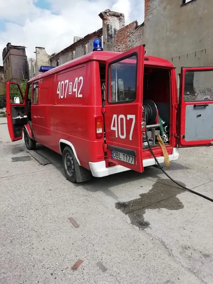 Akcja straży pożarnej w b. klinkierni w Nowogrodźcu (gmina Nowogrodziec, powiat bolesławiecki)