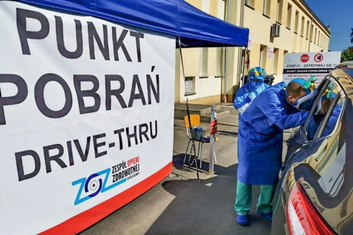 Badanie na koronawirusa dla zmotoryzowanych w szpitalu powiatowym w Bolesławcu