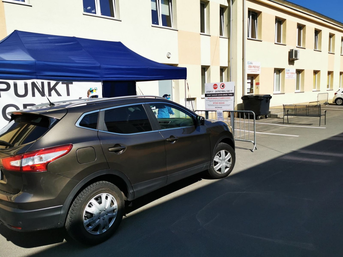 Badanie na koronawirusa dla zmotoryzowanych w szpitalu powiatowym w Bolesławcu