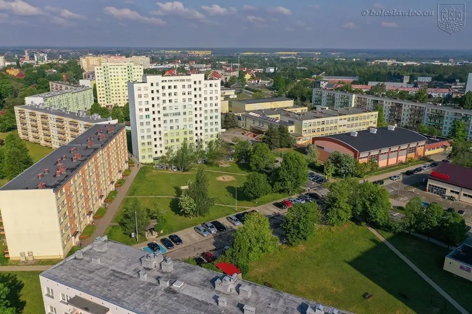 Prace przy przebudowie dach Szkoły Podstawowej nr 1 w Bolesławcu zakończone