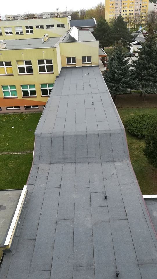 Prace przy przebudowie dach Szkoły Podstawowej nr 1 w Bolesławcu zakończone