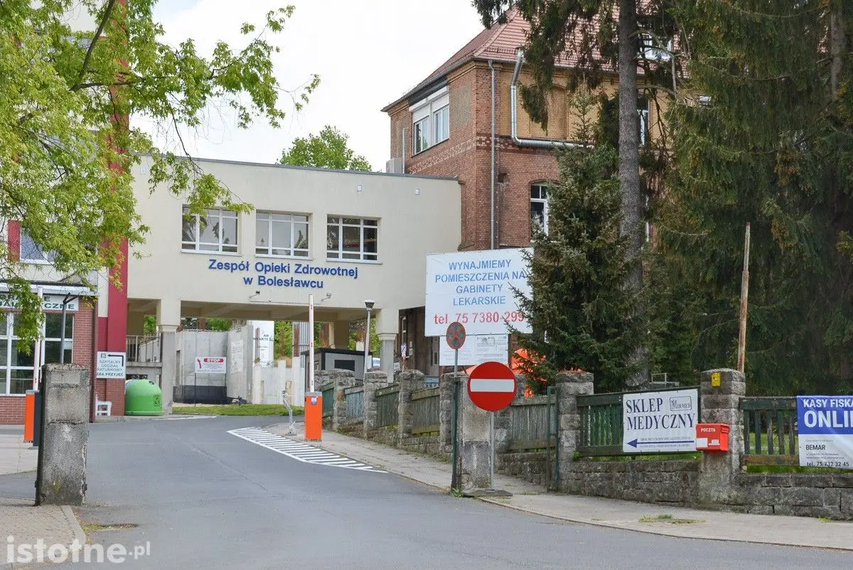 Zakaz wjazdu przy szpitalu powiatowym w Bolesławcu
