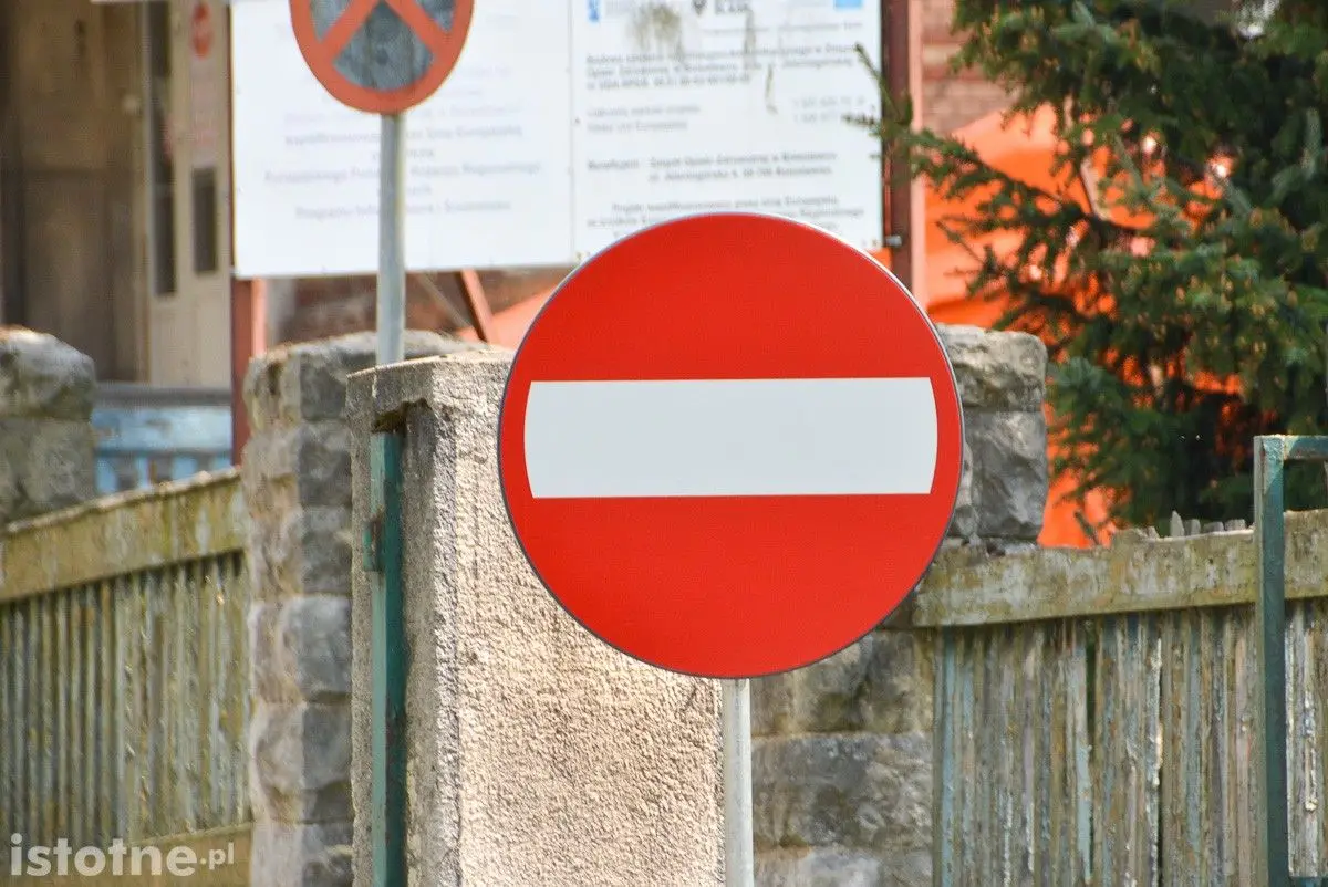 Zakaz wjazdu przy szpitalu powiatowym w Bolesławcu