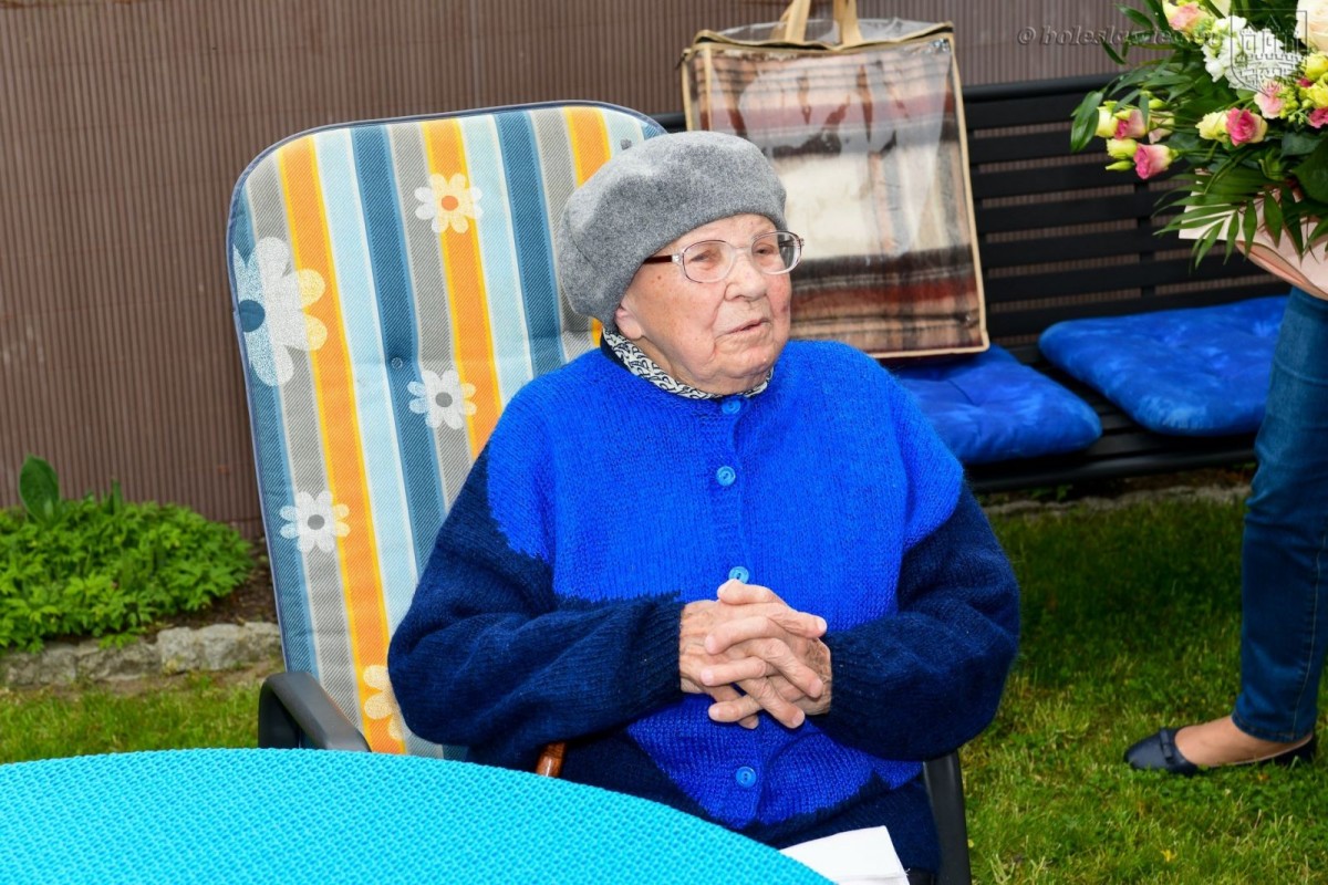 Przyjęcie-niespodzianka z okazji setnych urodzin Janiny Walenciejczyk z Bolesławca