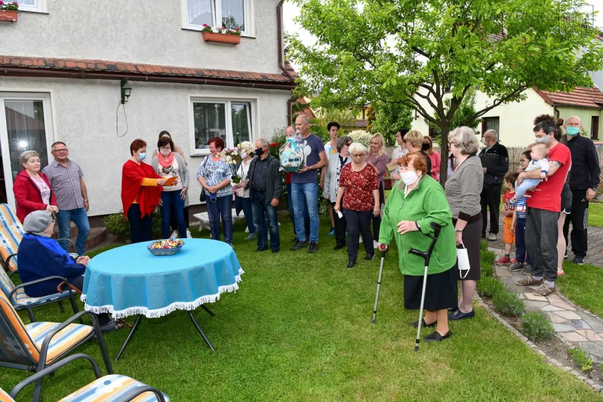 Przyjęcie-niespodzianka z okazji setnych urodzin Janiny Walenciejczyk z Bolesławca