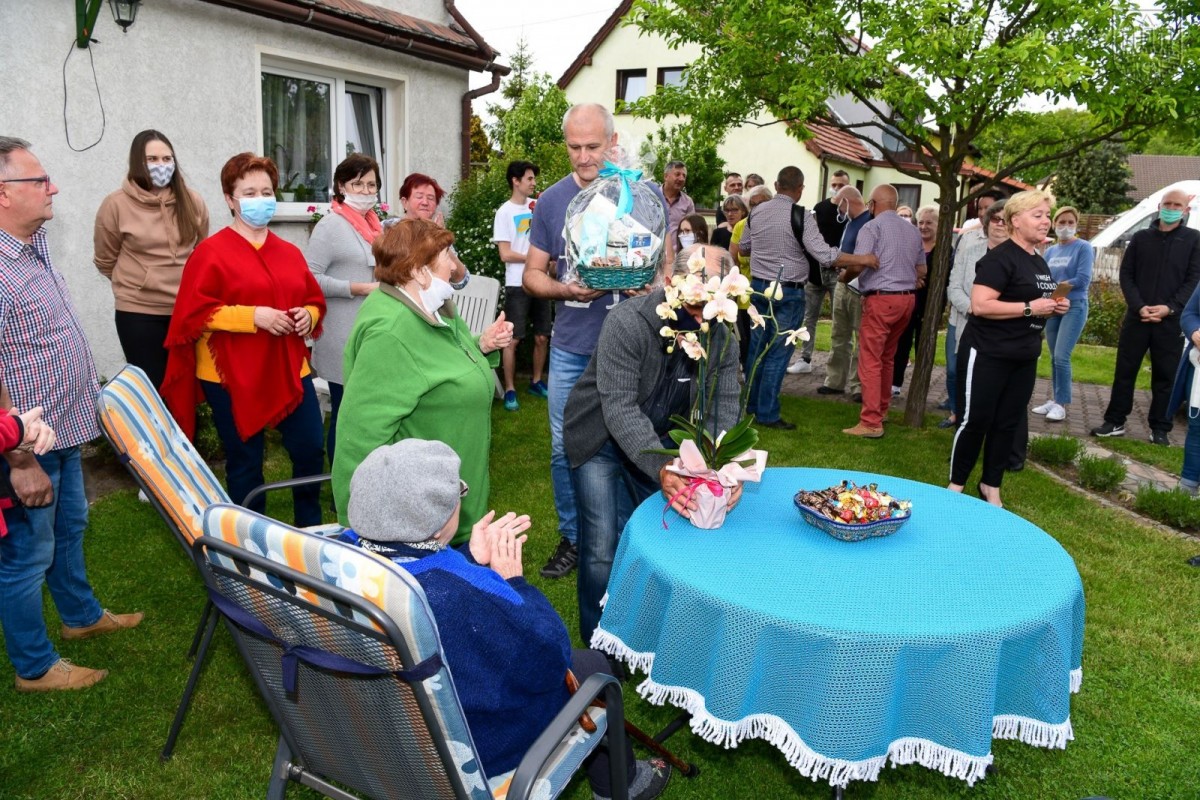 Przyjęcie-niespodzianka z okazji setnych urodzin Janiny Walenciejczyk z Bolesławca