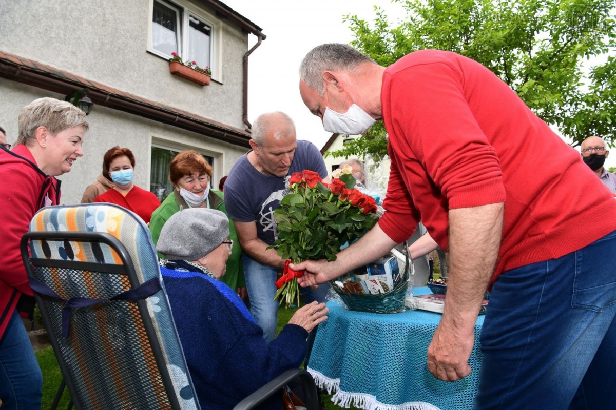 Przyjęcie-niespodzianka z okazji setnych urodzin Janiny Walenciejczyk z Bolesławca