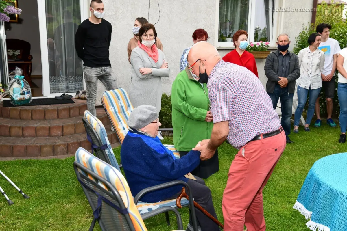 Przyjęcie-niespodzianka z okazji setnych urodzin Janiny Walenciejczyk z Bolesławca