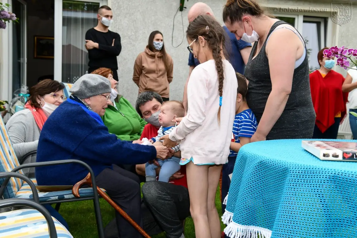 Przyjęcie-niespodzianka z okazji setnych urodzin Janiny Walenciejczyk z Bolesławca
