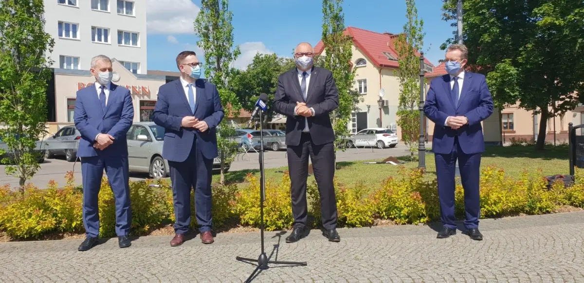 Urzędnicy z UMWD sadzą w Polkowicach Dęby Samorządności z okazji 30-lecia samorządu terytorialnego