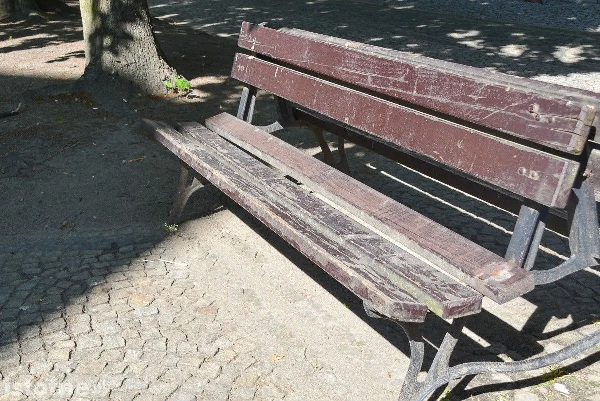 Zaniedbane ławki przy pl. Zamkowym w Bolesławcu (zdjęcia z 27 maja)