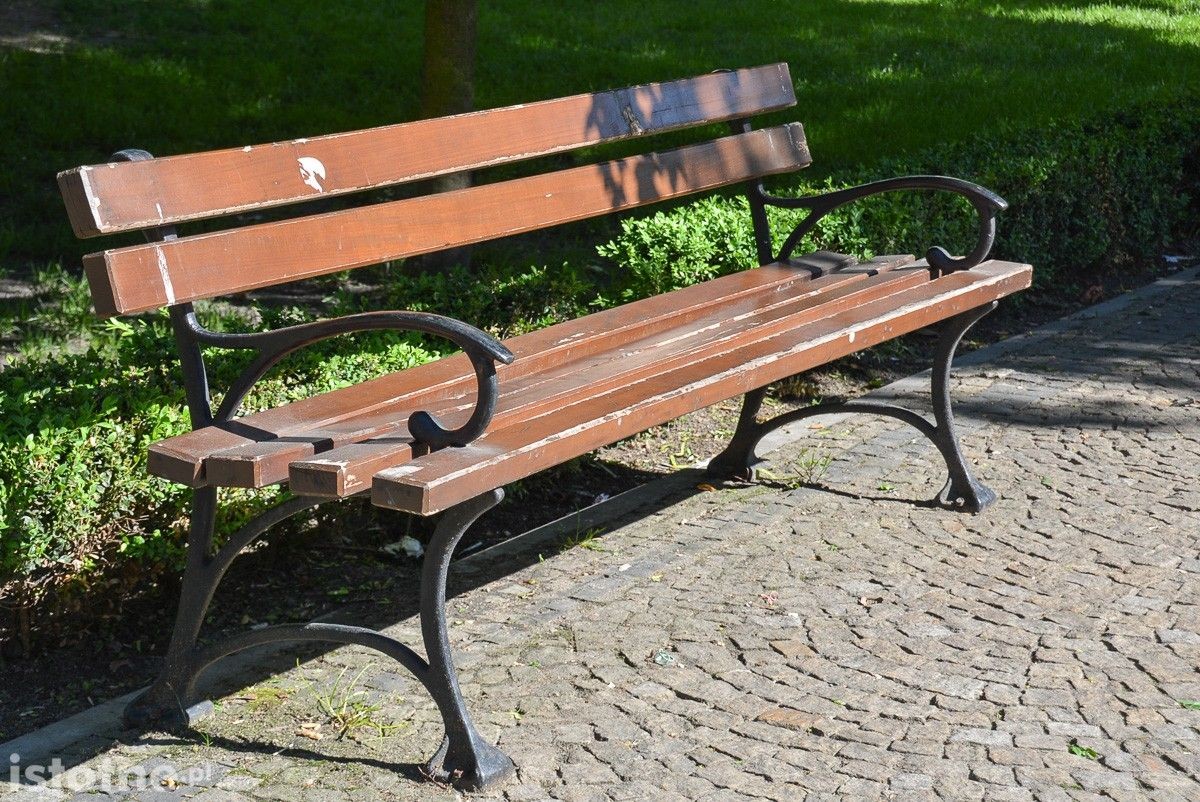 Zaniedbane ławki przy pl. Zamkowym w Bolesławcu (zdjęcia z 27 maja)