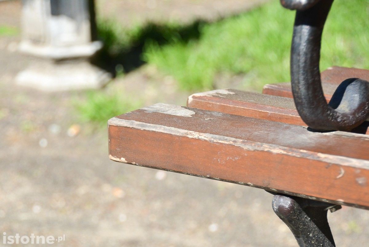 Zaniedbane ławki przy pl. Zamkowym w Bolesławcu (zdjęcia z 27 maja)