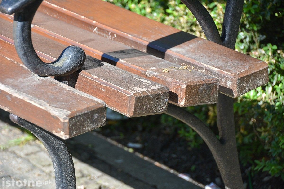 Zaniedbane ławki przy pl. Zamkowym w Bolesławcu (zdjęcia z 27 maja)