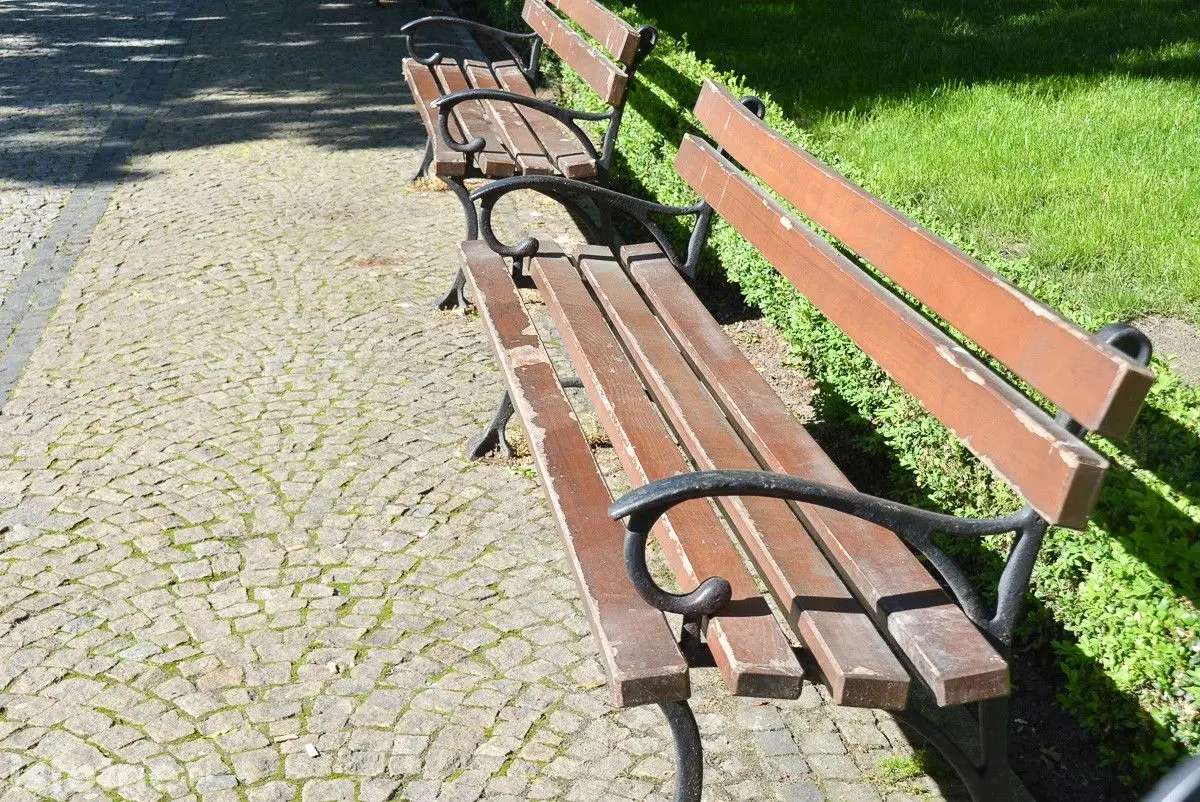 Zaniedbane ławki przy pl. Zamkowym w Bolesławcu (zdjęcia z 27 maja)