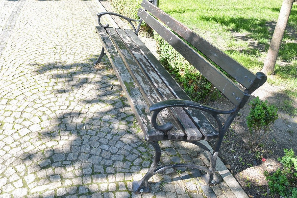 Zaniedbane ławki przy pl. Zamkowym w Bolesławcu (zdjęcia z 27 maja)