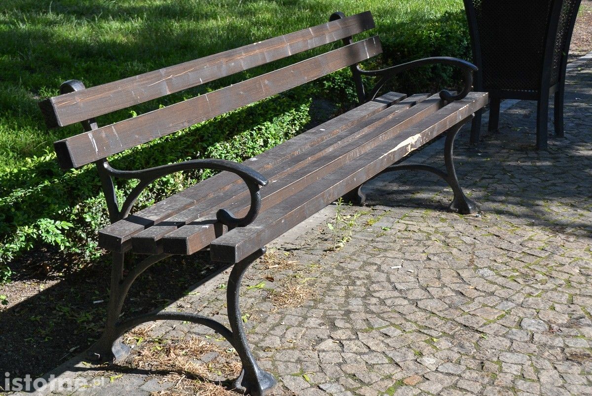 Zaniedbane ławki przy pl. Zamkowym w Bolesławcu (zdjęcia z 27 maja)