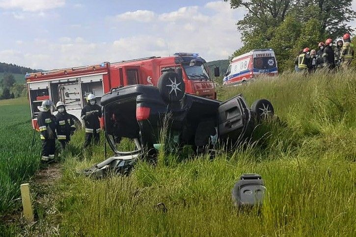 Auto dachowało na drodze krajowej nr 30 w miejscowości Barcinek