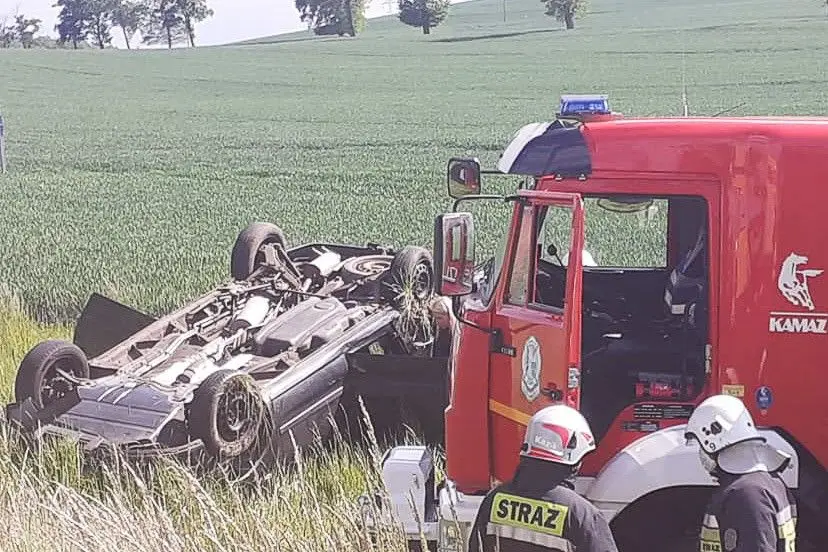 Auto dachowało na drodze krajowej nr 30 w miejscowości Barcinek