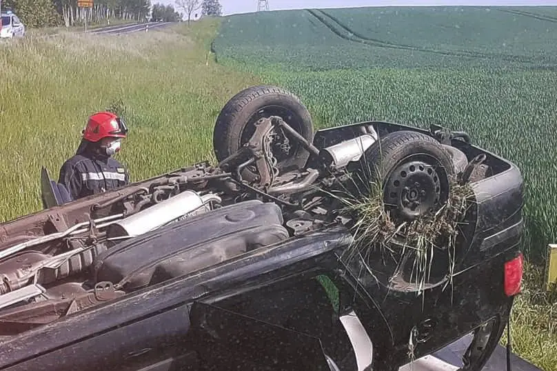Auto dachowało na drodze krajowej nr 30 w miejscowości Barcinek