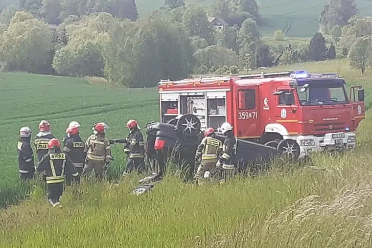 Auto dachowało na drodze krajowej nr 30 w miejscowości Barcinek