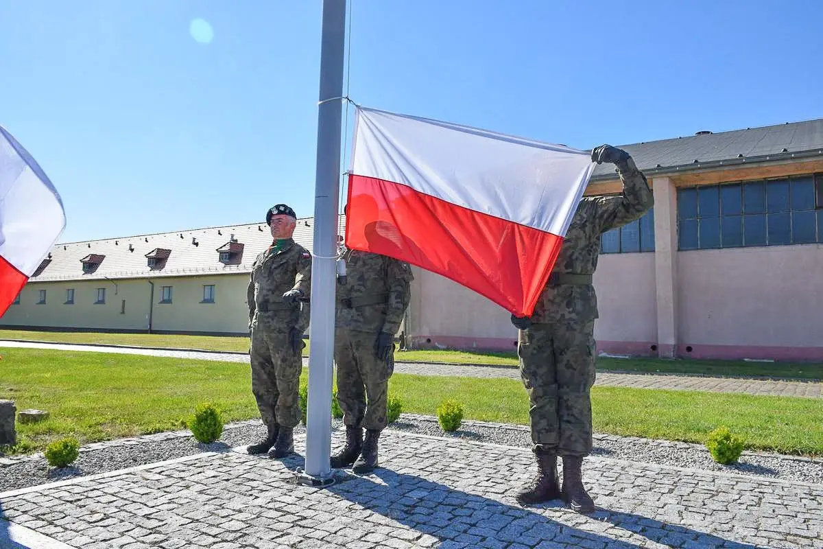 Apel z okazji Dnia Weterana Działań poza Granicami Państwa w 23 Śląskim Pułku Artylerii w Bolesławcu