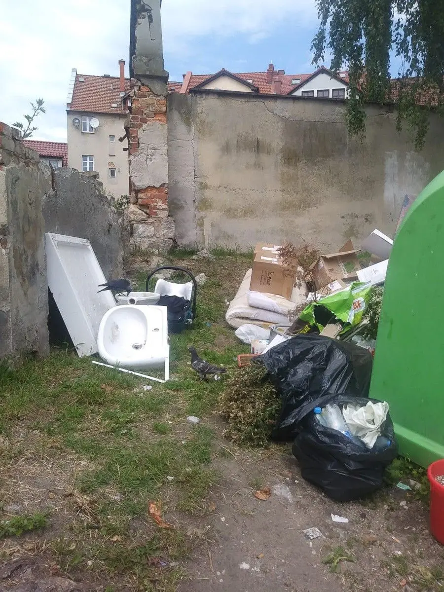 Śmieci przy ulicy Piaskowej w Bolesławcu