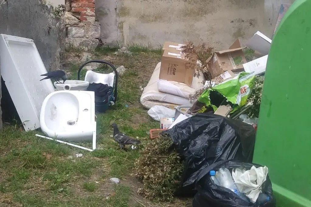 Śmieci przy ulicy Piaskowej w Bolesławcu