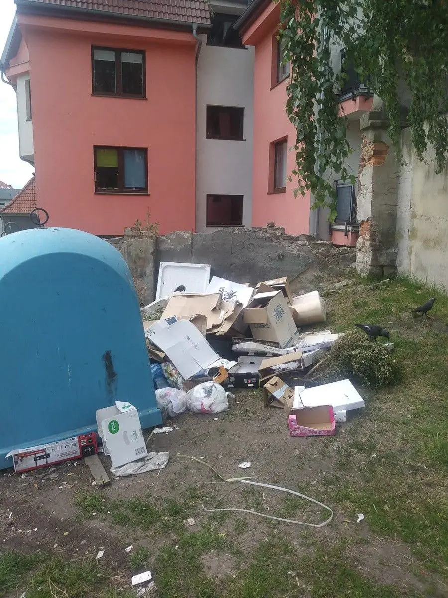Śmieci przy ulicy Piaskowej w Bolesławcu