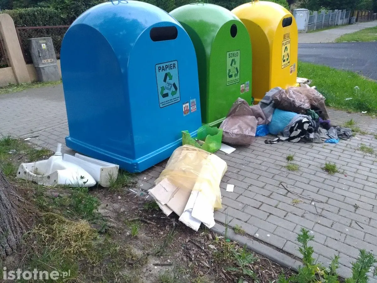 Śmieci przy skrzyżowaniu al. Wojska Polskiego z ul. Niepodległości w Bolesławcu