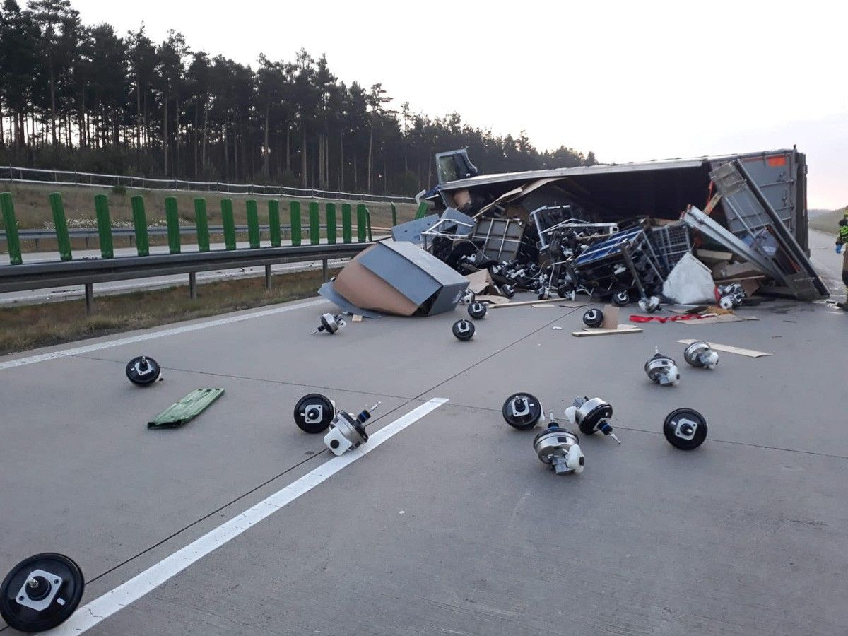 Tir wywrócił się na A4