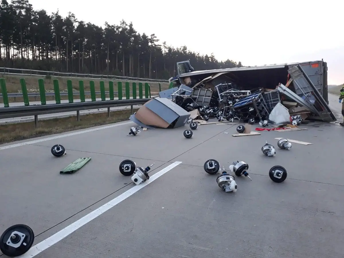 Tir wywrócił się na A4