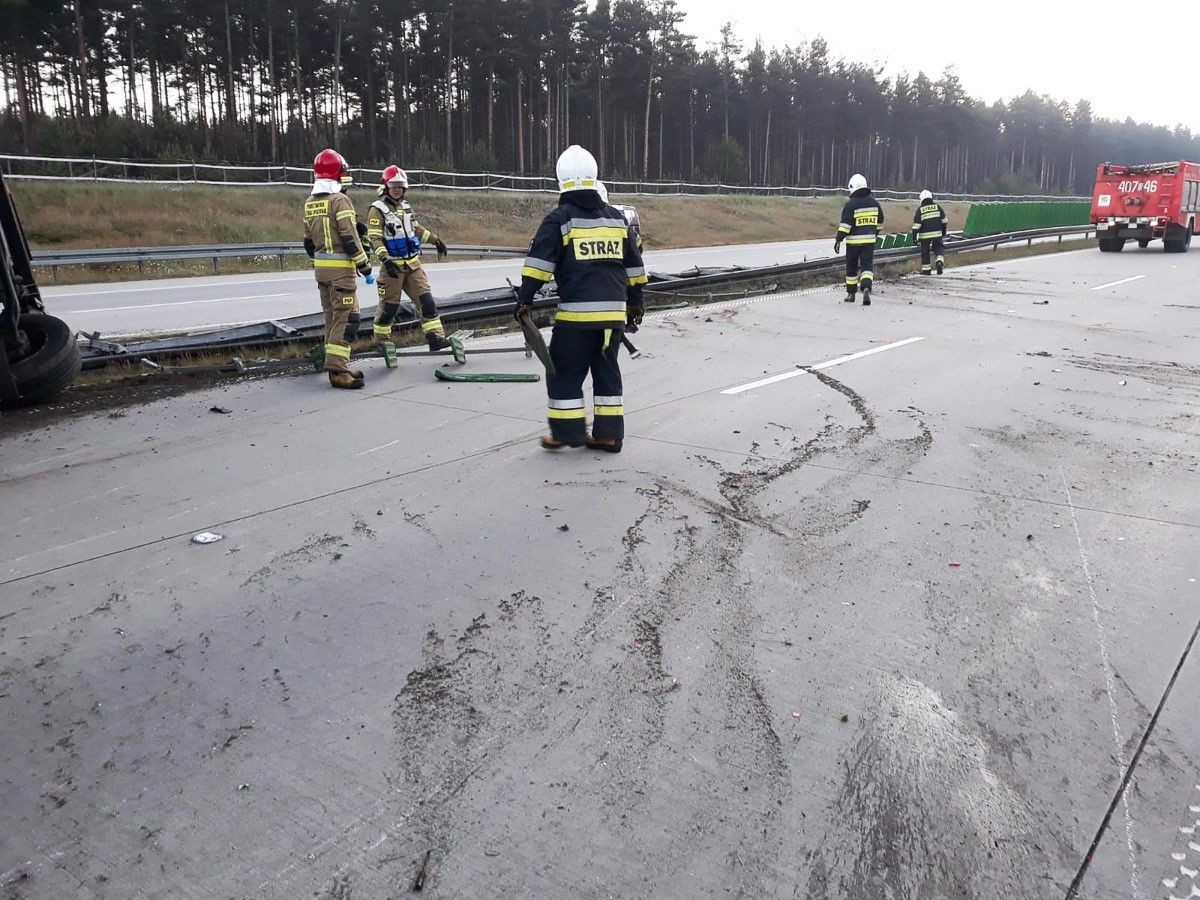 Tir wywrócił się na A4