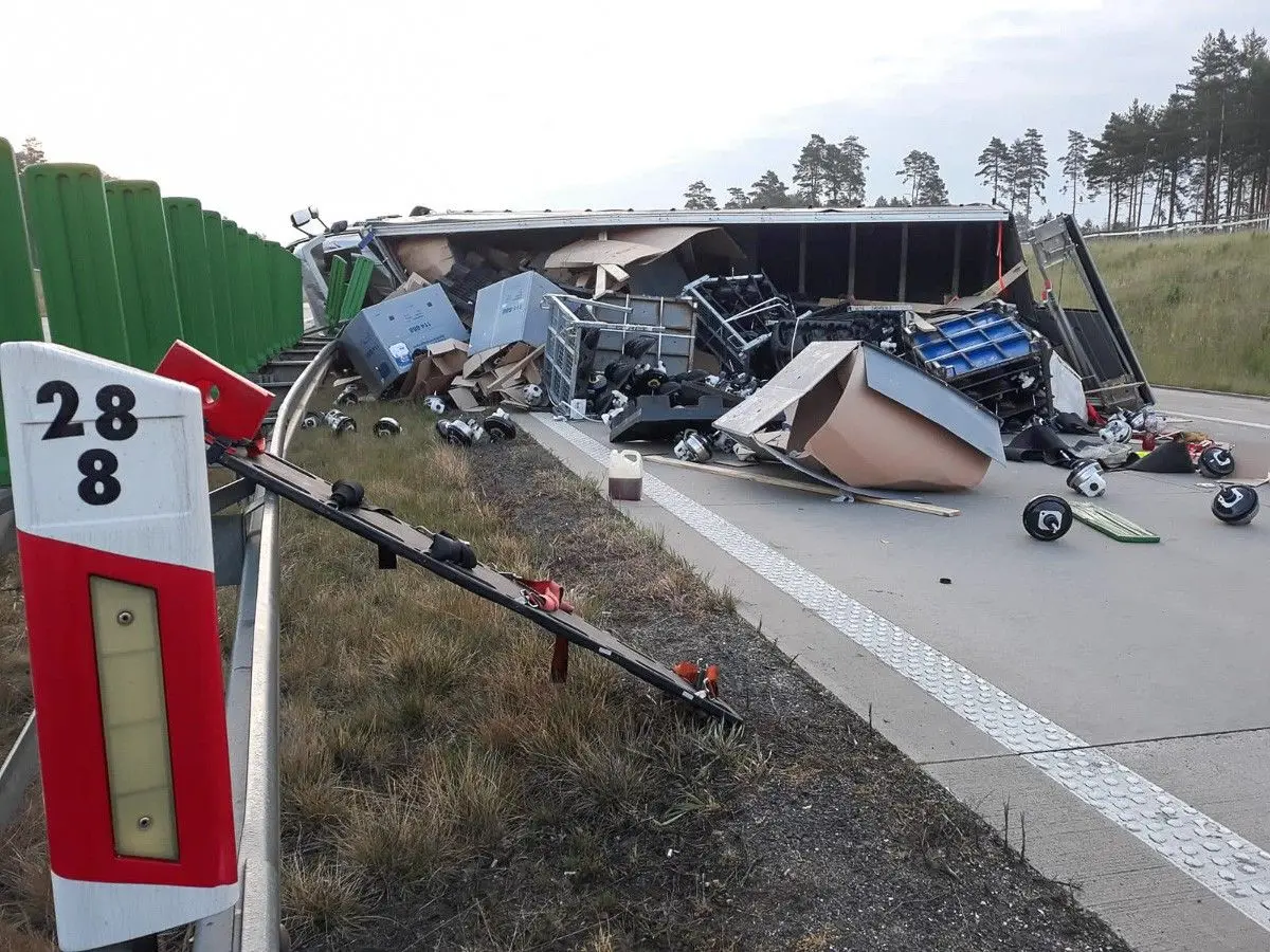 Tir wywrócił się na A4