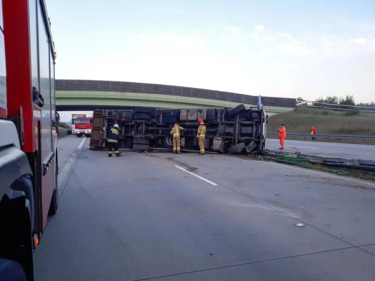Tir wywrócił się na A4