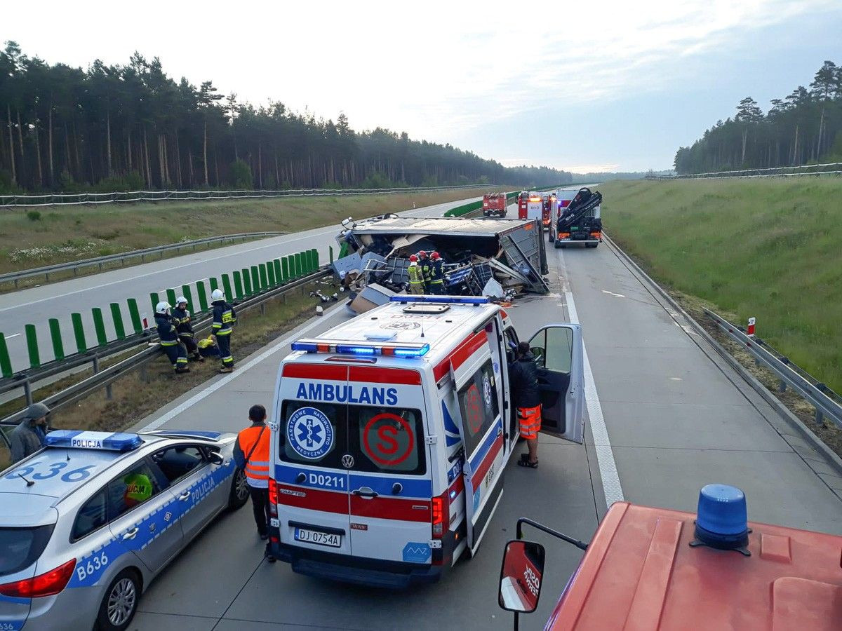 Tir wywrócił się na A4