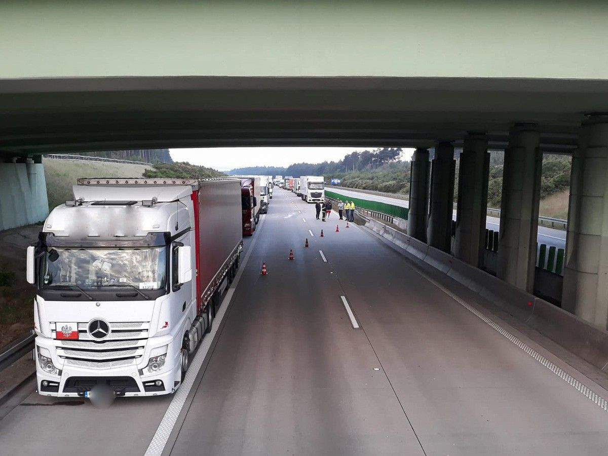 Tir wywrócił się na A4